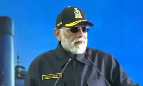 विक्रांत पर दीपावली मनाने पहुंचे मोदी, भारतीय नौसेना के जवानों के साथ मनाया पर्व