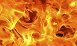 दिल्ली: संजय गांधी ट्रांसपोर्ट नगर में लगी भीषण आग, दमकल की 26 गाड़ियां मौके पर तैनात, आग बुझाने का कार्य अभी भी जारी