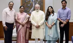 सीएम रेखा गुप्ता ने पीएम मोदी से लिया आशीर्वाद, दिल्ली विकास पर हुई चर्चा