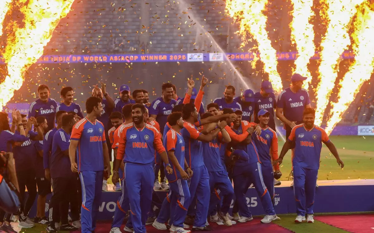 मोहसिन नकवी ने 10 नवंबर को भारत को एशिया कप ट्रॉफी सौंपने की पेशकश की मोहसिन नकवी ने 10 नवंबर को भारत को एशिया कप ट्रॉफी सौंपने की पेशकश की