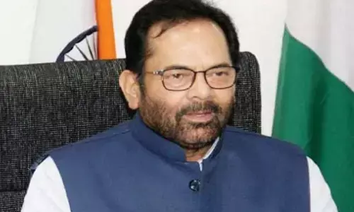 नकवी का तंज महागठबंधन बन गया ‘फटी हुई छतरी’, उड़ने की कोशिश में गड्ढे में गिरेगा