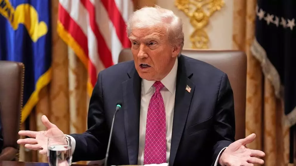 रूस से कच्चा तेल खरीदने पर ट्रंप ने चीन पर लगाया 155% टैरिफ, 1 नवंबर से होगा लागू रूस से कच्चा तेल खरीदने पर ट्रंप ने चीन पर लगाया 155% टैरिफ, 1 नवंबर से होगा लागू