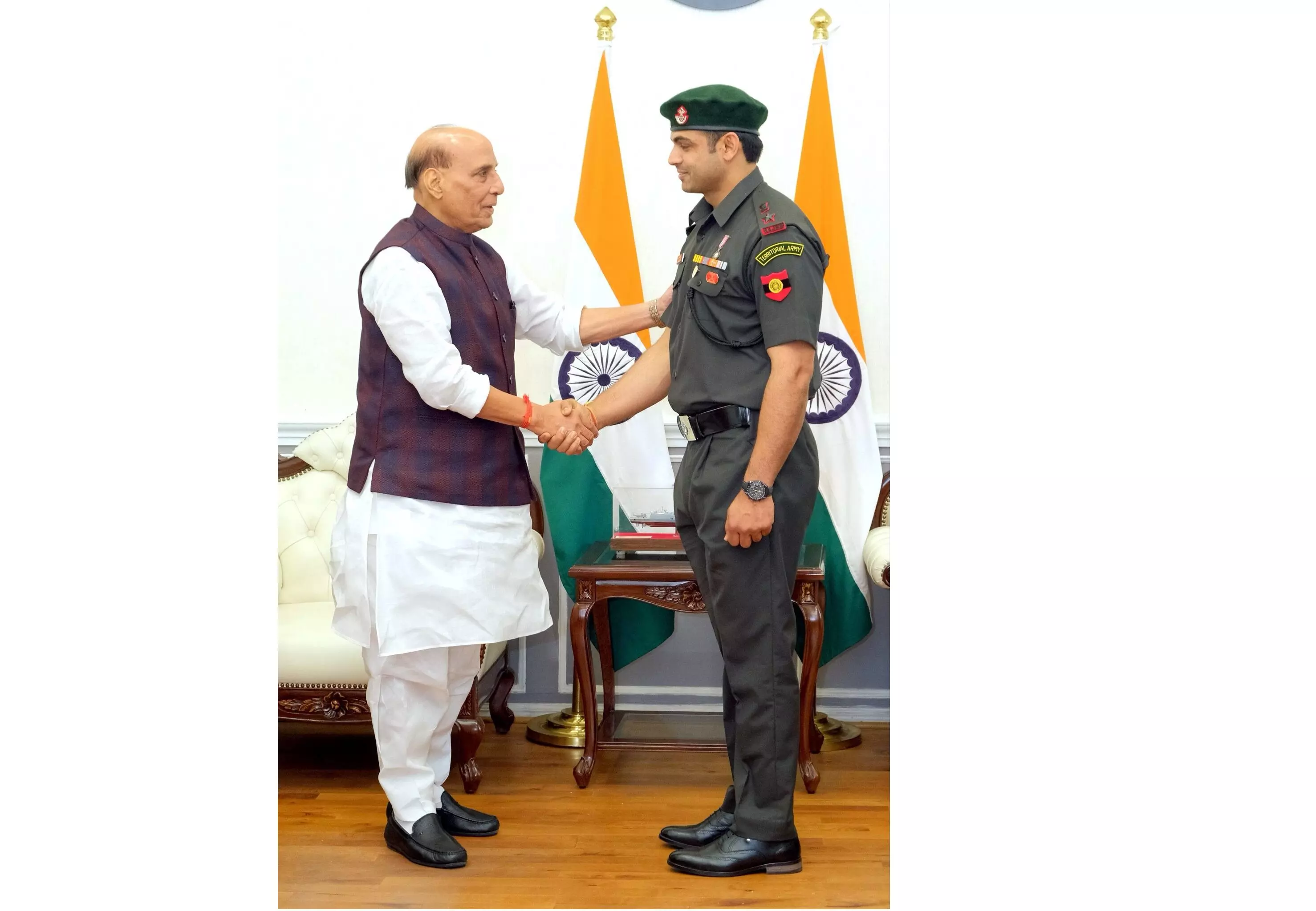 नीरज चोपड़ा को मानद लेफ्टिनेंट कर्नल के पद से किया गया सम्मानित, रक्षा मंत्री , थलसेना, भारतीय सेना समेत कई अधिकारी भी रहे उपस्थित नीरज चोपड़ा को मानद लेफ्टिनेंट कर्नल के पद से किया गया सम्मानित, रक्षा मंत्री , थलसेना, भारतीय सेना समेत कई अधिकारी भी रहे उपस्थित