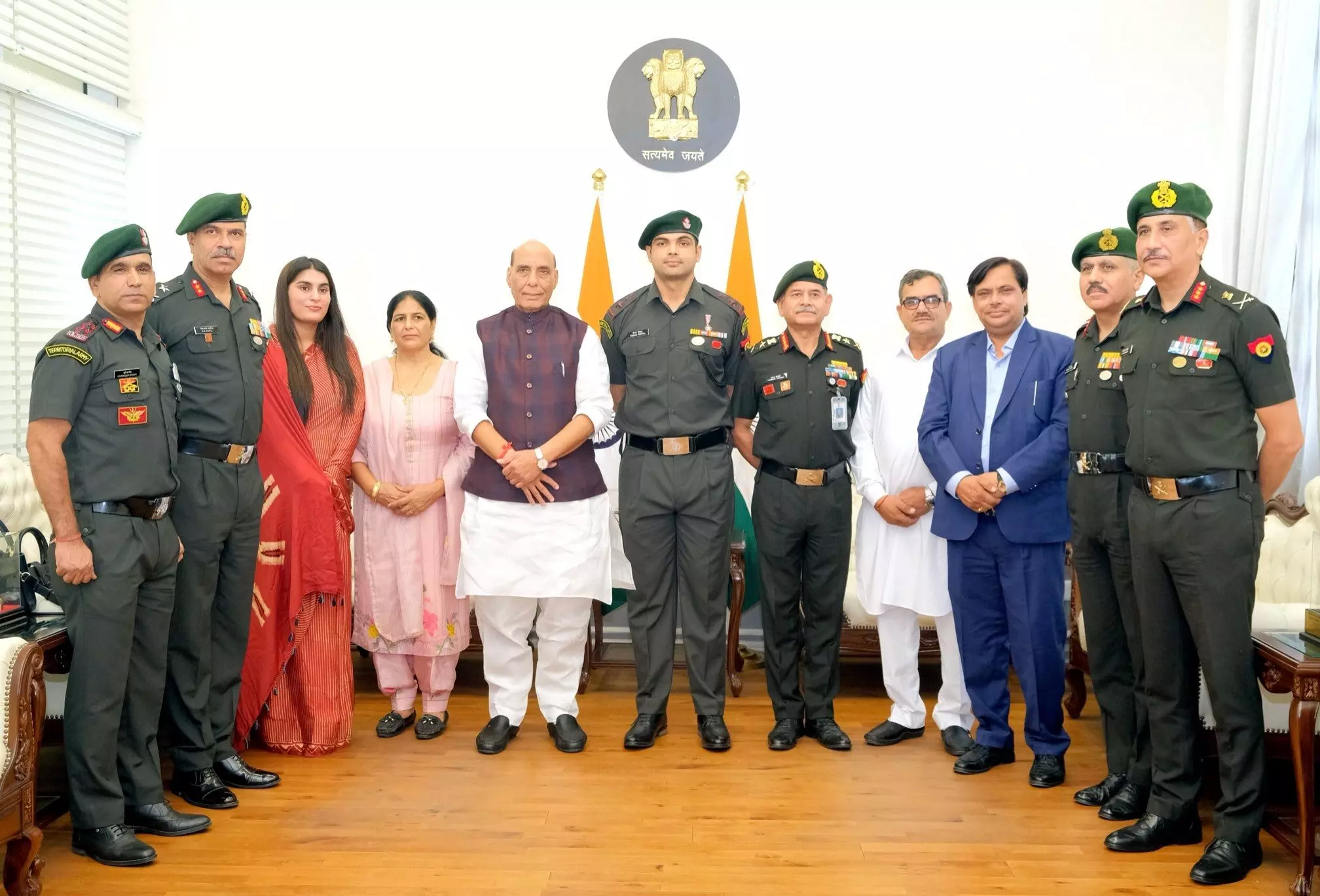 नीरज चोपड़ा को मानद लेफ्टिनेंट कर्नल के पद से किया गया सम्मानित, रक्षा मंत्री , थलसेना, भारतीय सेना समेत कई अधिकारी भी रहे उपस्थित नीरज चोपड़ा को मानद लेफ्टिनेंट कर्नल के पद से किया गया सम्मानित, रक्षा मंत्री , थलसेना, भारतीय सेना समेत कई अधिकारी भी रहे उपस्थित