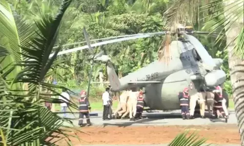 बाल बाल बचीं राष्ट्रपति मुर्मू , प्रमदम स्टेडियम में हेलीकॉप्टर के उतरते वक्त हैलीपेड धंसा, कोई नुकसान नहीं