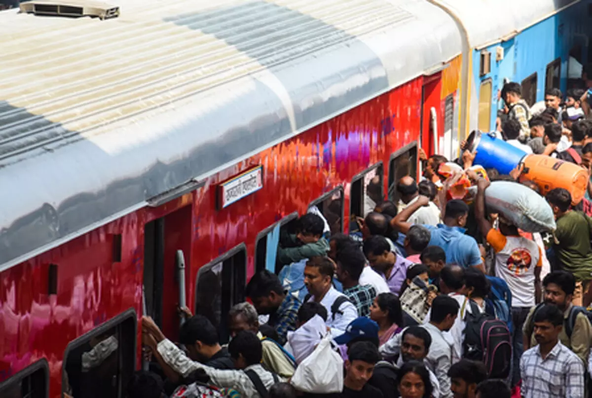 त्योहारी सीजन में मध्य रेलवे की खास तैयारी, विशेष ट्रेनें और होल्डिंग एरिया से सुगम होगी यात्रा