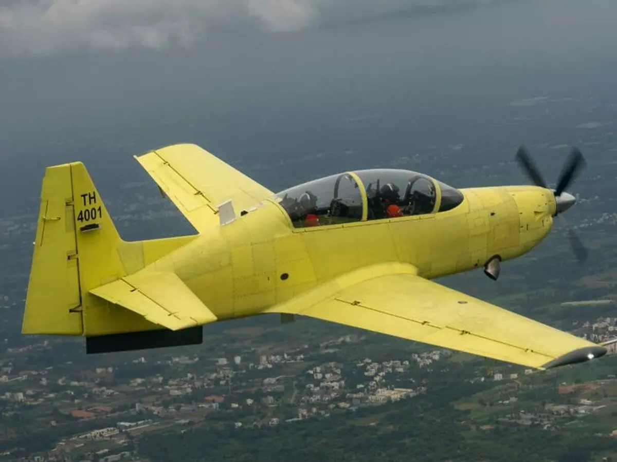 एचएएल के पहले एचटीटी-40 ट्रेनर विमान ने आसमान में भरी उड़ान एचएएल के पहले एचटीटी-40 ट्रेनर विमान ने आसमान में भरी उड़ान