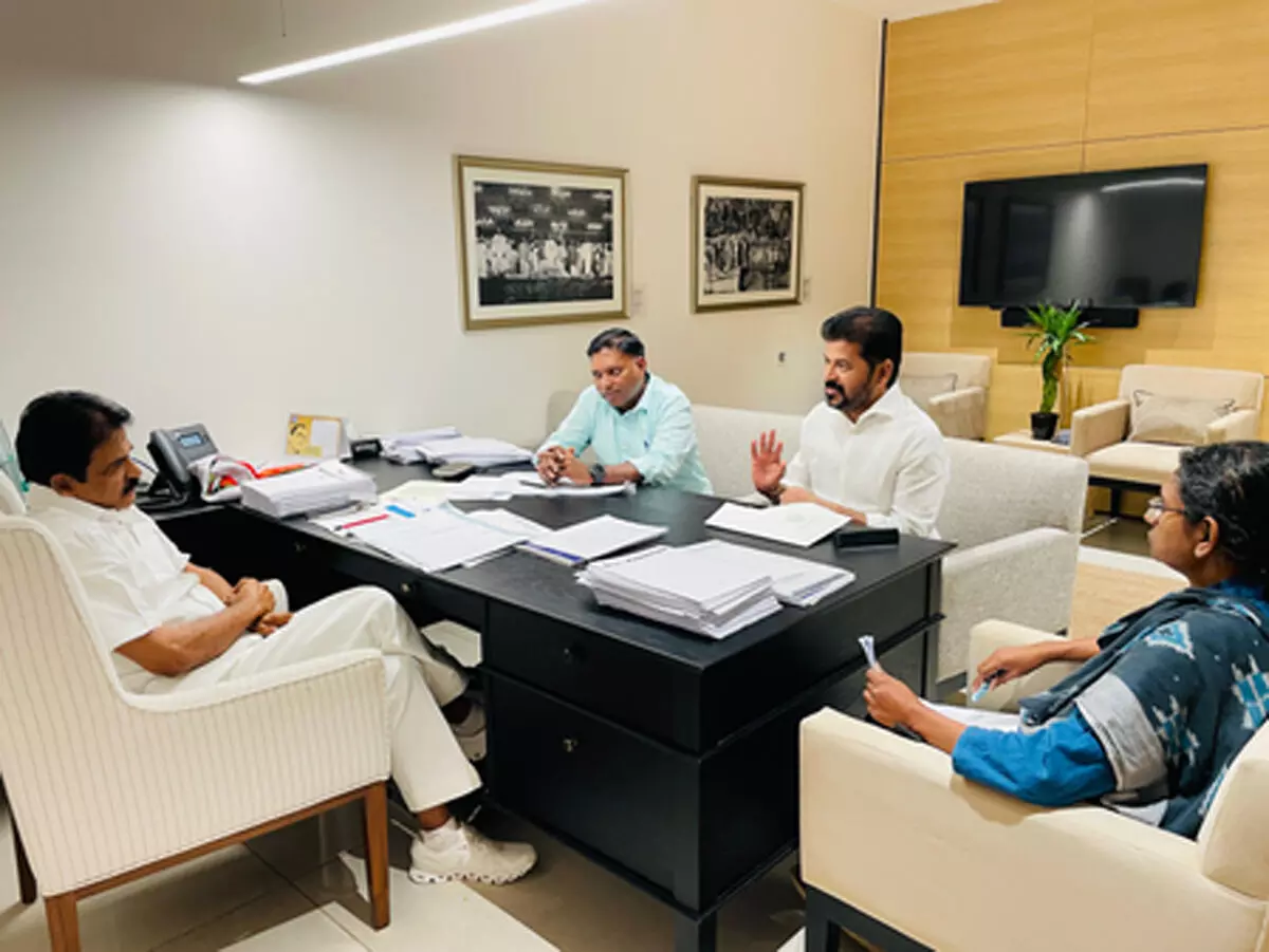 तेलंगाना : सीएम रेवंत रेड्डी से केसी वेणुगोपाल की महत्वपूर्ण बैठक, नए डीसीसी अध्यक्षों की नियुक्ति पर चर्चा तेलंगाना : सीएम रेवंत रेड्डी से केसी वेणुगोपाल की महत्वपूर्ण बैठक, नए डीसीसी अध्यक्षों की नियुक्ति पर चर्चा