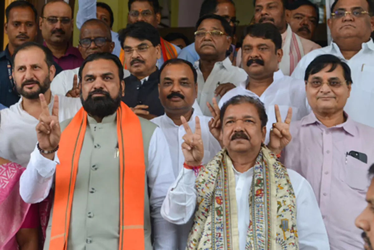 तेजस्वी नायक नहीं, खलनायक हैं; राजद नेता के पोस्टर पर सम्राट चौधरी और दिलीप जायसवाल का पलटवार तेजस्वी नायक नहीं, खलनायक हैं; राजद नेता के पोस्टर पर सम्राट चौधरी और दिलीप जायसवाल का पलटवार