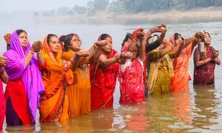 महाभारत काल में अंगराज कर्ण के माध्यम से छठ पूजा की परंपरा को बिहार और पूर्वांचल में मिला स्थायी रूप, जानिए पूरी कहानी