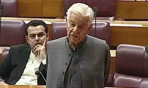 पाकिस्तानी रक्षा मंत्री ने अफगानिस्तान को दी ओपन वॉर की धमकी