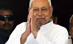 बिहार : नीतीश कुमार पहुंचे राजभवन, 19 नवंबर को विधानसभा को भंग करने वाली अनुशंसा का पत्र सौंपा