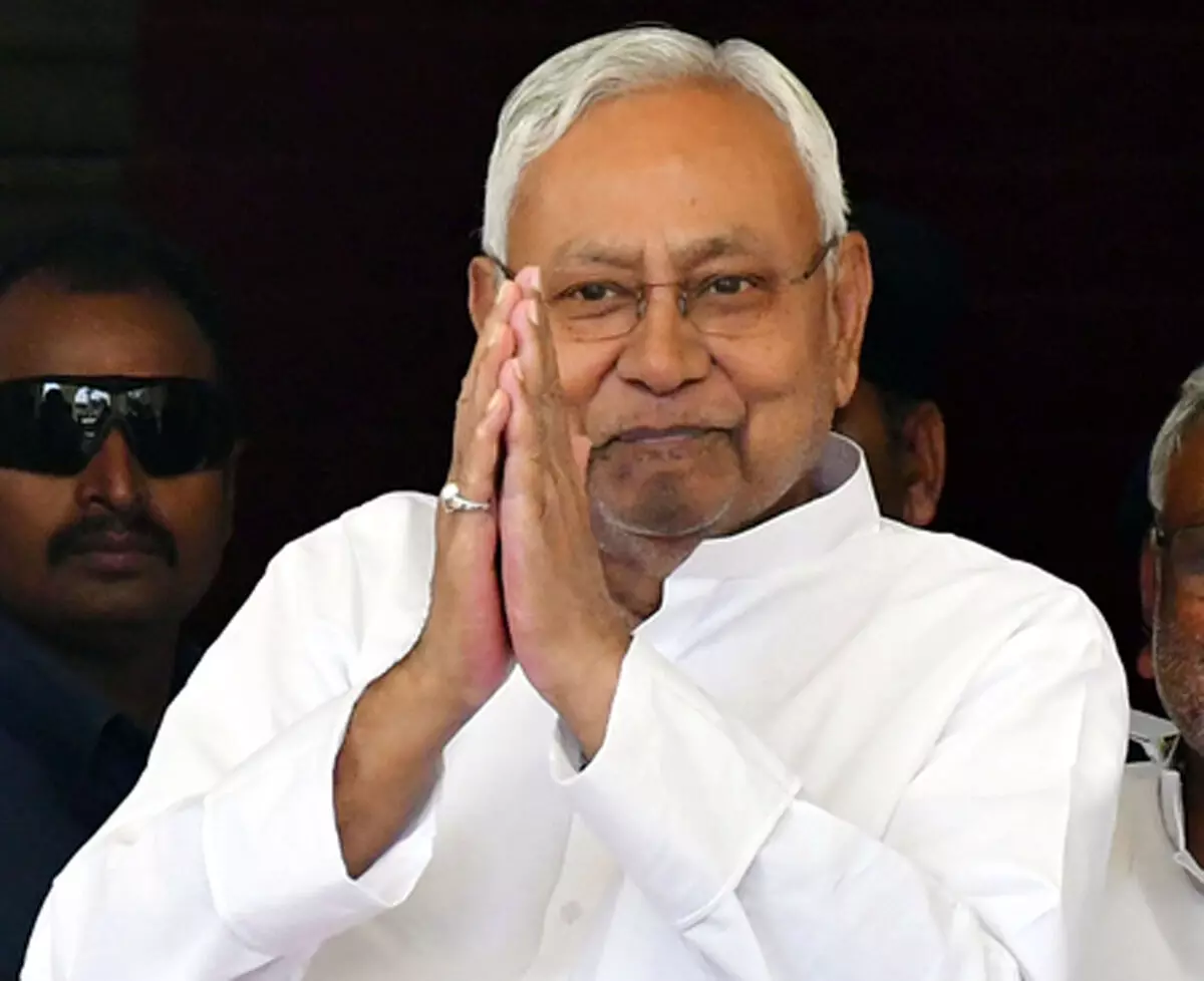 बिहार : नीतीश कुमार पहुंचे राजभवन, 19 नवंबर को विधानसभा को भंग करने वाली अनुशंसा का पत्र सौंपा बिहार : नीतीश कुमार पहुंचे राजभवन, 19 नवंबर को विधानसभा को भंग करने वाली अनुशंसा का पत्र सौंपा