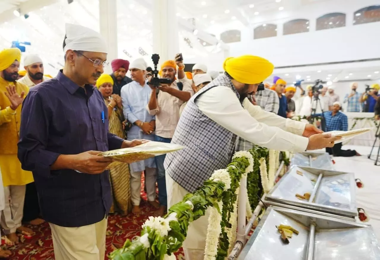 350वें शहीदी दिवस कीर्तन दरबार में शामिल हुए केजरीवाल, कहा- श्री गुरु तेग बहादुर जी का बलिदान सदियों तक सत्य, धर्म व मानवता की रक्षा के लिए प्रेरित करेगा 350वें शहीदी दिवस कीर्तन दरबार में शामिल हुए केजरीवाल, कहा- श्री गुरु तेग बहादुर जी का बलिदान सदियों तक सत्य, धर्म व मानवता की रक्षा के लिए प्रेरित करेगा