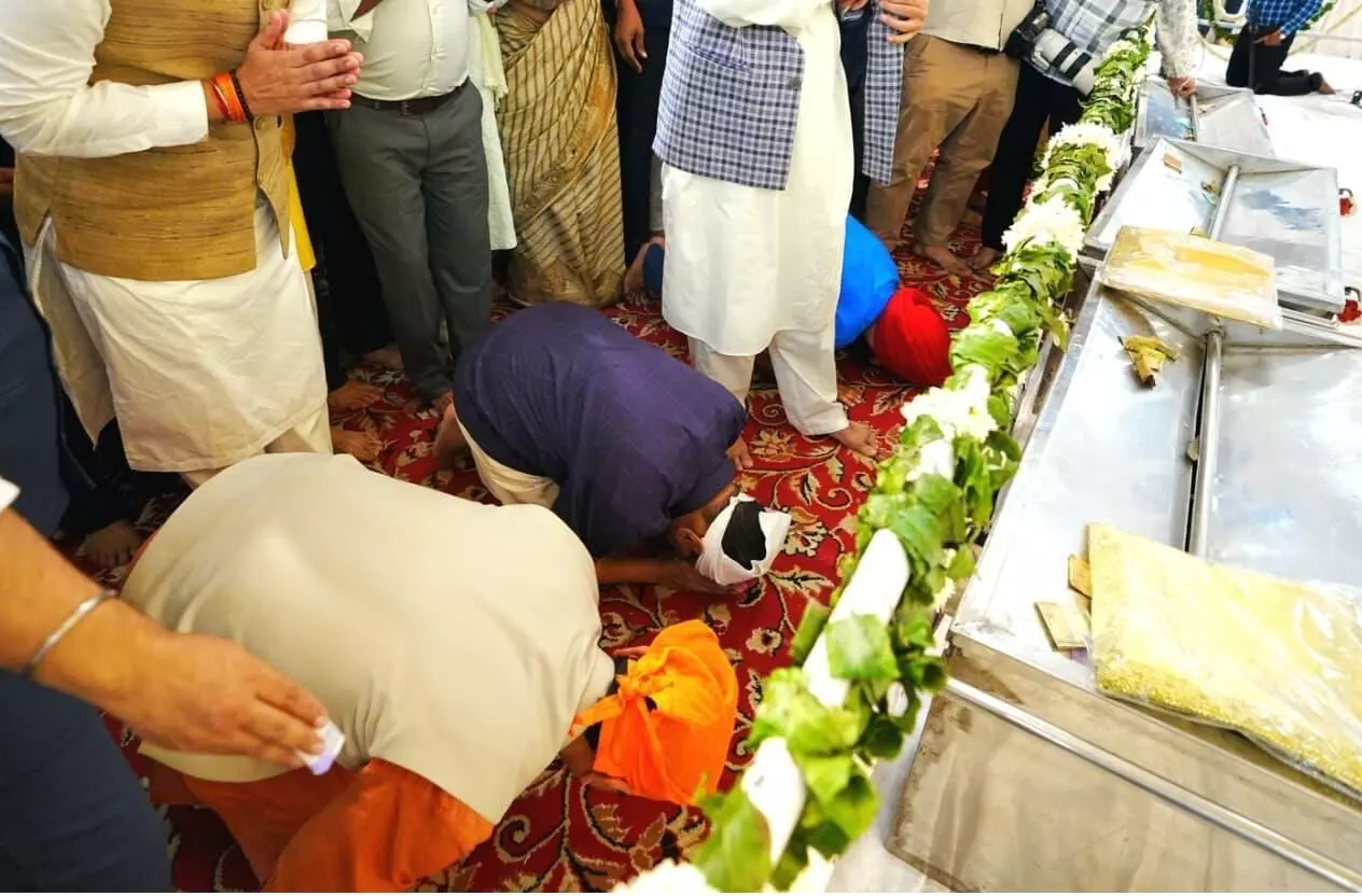 350वें शहीदी दिवस कीर्तन दरबार में शामिल हुए केजरीवाल, कहा- श्री गुरु तेग बहादुर जी का बलिदान सदियों तक सत्य, धर्म व मानवता की रक्षा के लिए प्रेरित करेगा 350वें शहीदी दिवस कीर्तन दरबार में शामिल हुए केजरीवाल, कहा- श्री गुरु तेग बहादुर जी का बलिदान सदियों तक सत्य, धर्म व मानवता की रक्षा के लिए प्रेरित करेगा