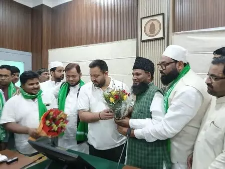 बिहार चुनाव : एआईएमआईएम को बड़ा झटका, कई नेताओं ने थामा राजद का दामन बिहार चुनाव : एआईएमआईएम को बड़ा झटका, कई नेताओं ने थामा राजद का दामन