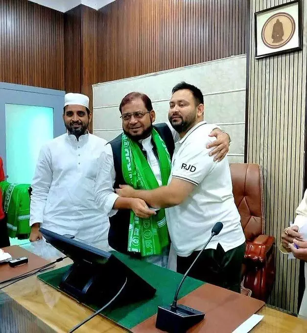 बिहार चुनाव : एआईएमआईएम को बड़ा झटका, कई नेताओं ने थामा राजद का दामन बिहार चुनाव : एआईएमआईएम को बड़ा झटका, कई नेताओं ने थामा राजद का दामन