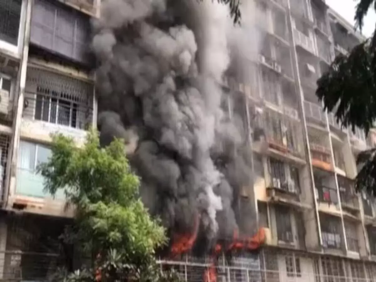 मुंबई : कांदिवली की इमारत में लगी भीषण आग, 8 घायल, 3 की हालत गंभीर, आईसीयू में भर्ती मुंबई : कांदिवली की इमारत में लगी भीषण आग, 8 घायल, 3 की हालत गंभीर, आईसीयू में भर्ती