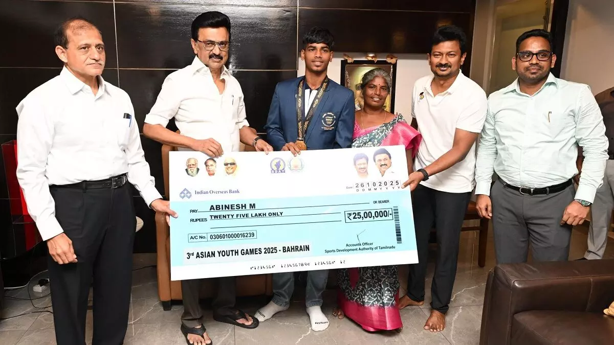 तमिलनाडु के मुख्यमंत्री स्टालिन ने एशियन यूथ गेम्स में कबड्डी में स्वर्ण पदक खिलाड़ियों को 25-25 लाख रुपये का चेक सौंपा तमिलनाडु के मुख्यमंत्री स्टालिन ने एशियन यूथ गेम्स में कबड्डी में स्वर्ण पदक खिलाड़ियों को 25-25 लाख रुपये का चेक सौंपा