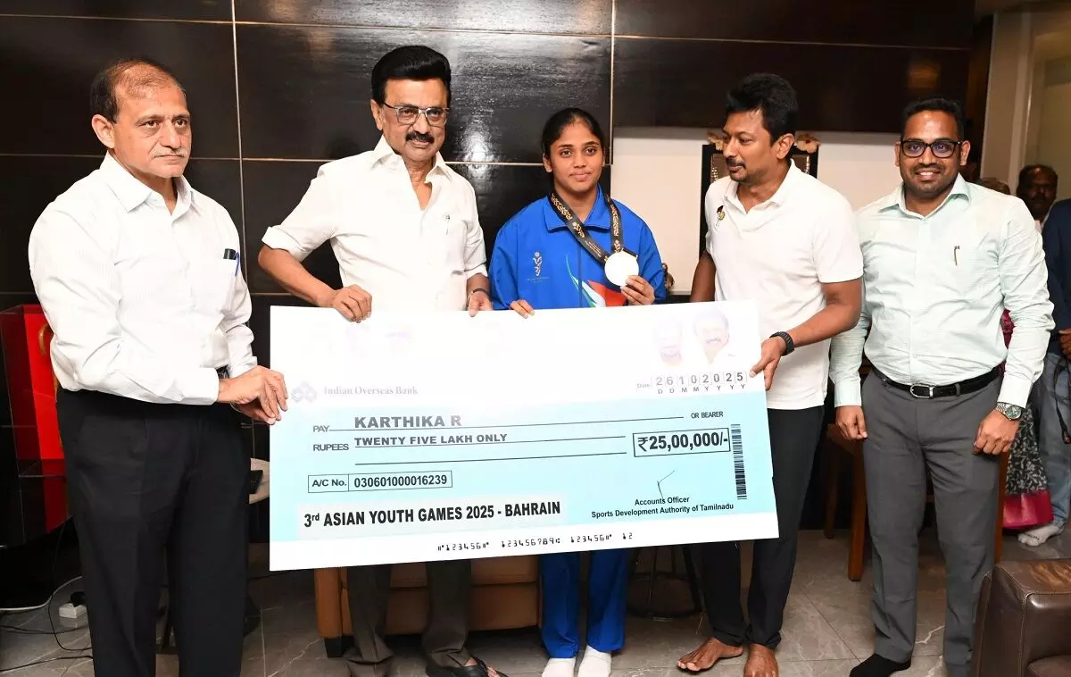 तमिलनाडु के मुख्यमंत्री स्टालिन ने एशियन यूथ गेम्स में कबड्डी में स्वर्ण पदक खिलाड़ियों को 25-25 लाख रुपये का चेक सौंपा तमिलनाडु के मुख्यमंत्री स्टालिन ने एशियन यूथ गेम्स में कबड्डी में स्वर्ण पदक खिलाड़ियों को 25-25 लाख रुपये का चेक सौंपा