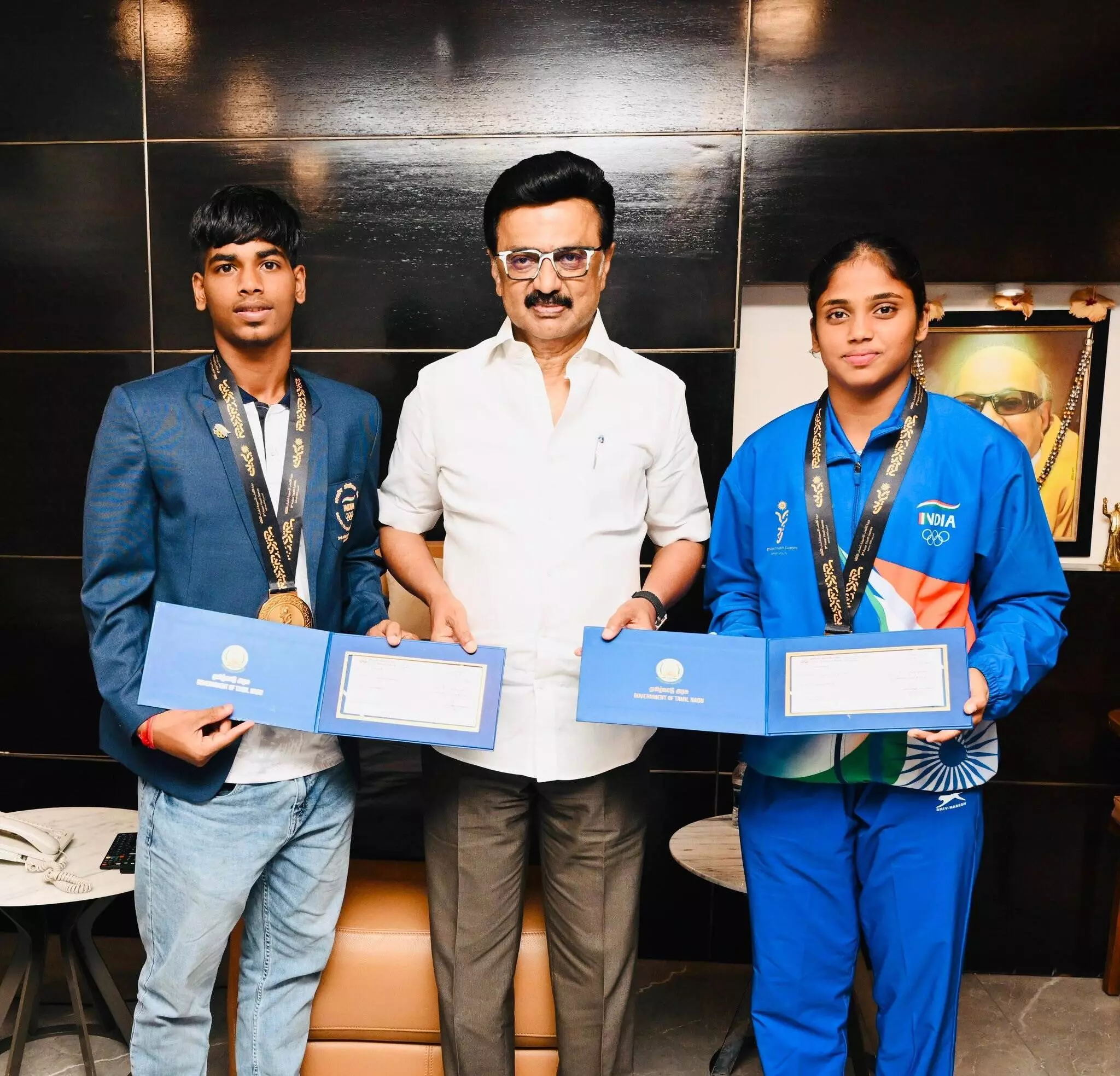 तमिलनाडु के मुख्यमंत्री स्टालिन ने एशियन यूथ गेम्स में कबड्डी में स्वर्ण पदक खिलाड़ियों को 25-25 लाख रुपये का चेक सौंपा तमिलनाडु के मुख्यमंत्री स्टालिन ने एशियन यूथ गेम्स में कबड्डी में स्वर्ण पदक खिलाड़ियों को 25-25 लाख रुपये का चेक सौंपा