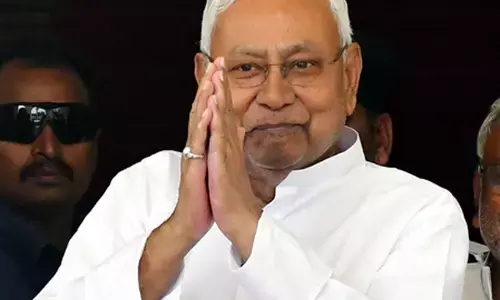 बिहार : नीतीश कुमार पहुंचे राजभवन, 19 नवंबर को विधानसभा को भंग करने वाली अनुशंसा का पत्र सौंपा