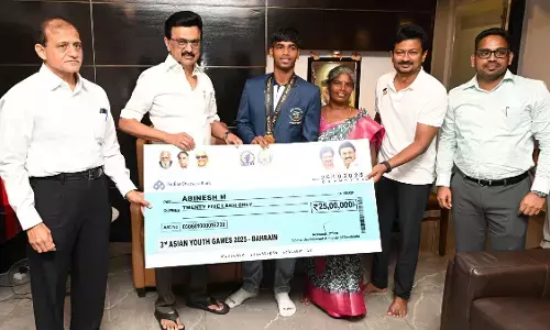 तमिलनाडु के मुख्यमंत्री स्टालिन ने एशियन यूथ गेम्स में कबड्डी में स्वर्ण पदक खिलाड़ियों को 25-25 लाख रुपये का चेक सौंपा