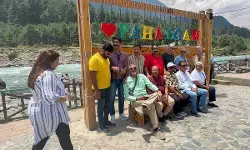 पहलगाम हमले के बाद कश्मीर का पर्यटन उद्योग लौट रहा पटरी पर, दिवाली की छुट्टियों में लोगों की हुई वापसी