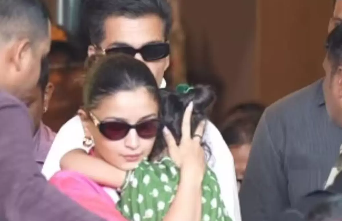 एयरपोर्ट पर बेटी राहा का चेहरा छुपाती नजर आईं आलिया भट्ट, फैंस ने पूछे सवाल एयरपोर्ट पर बेटी राहा का चेहरा छुपाती नजर आईं आलिया भट्ट, फैंस ने पूछे सवाल