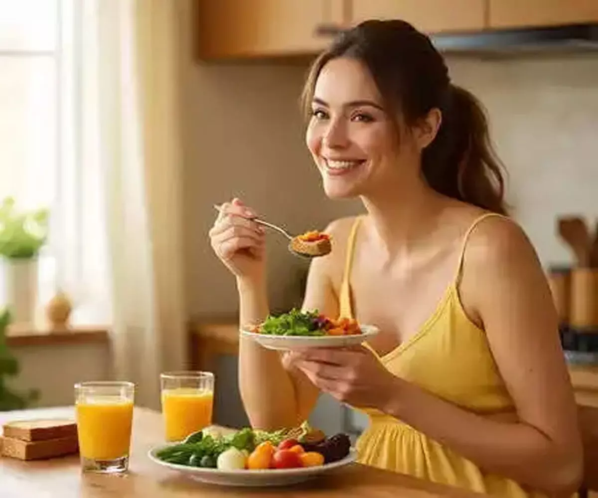 माइंडफुल ईटिंग : हर बाइट से शरीर और मन को पोषण, जानें क्या कहता है आयुर्वेद माइंडफुल ईटिंग : हर बाइट से शरीर और मन को पोषण, जानें क्या कहता है आयुर्वेद