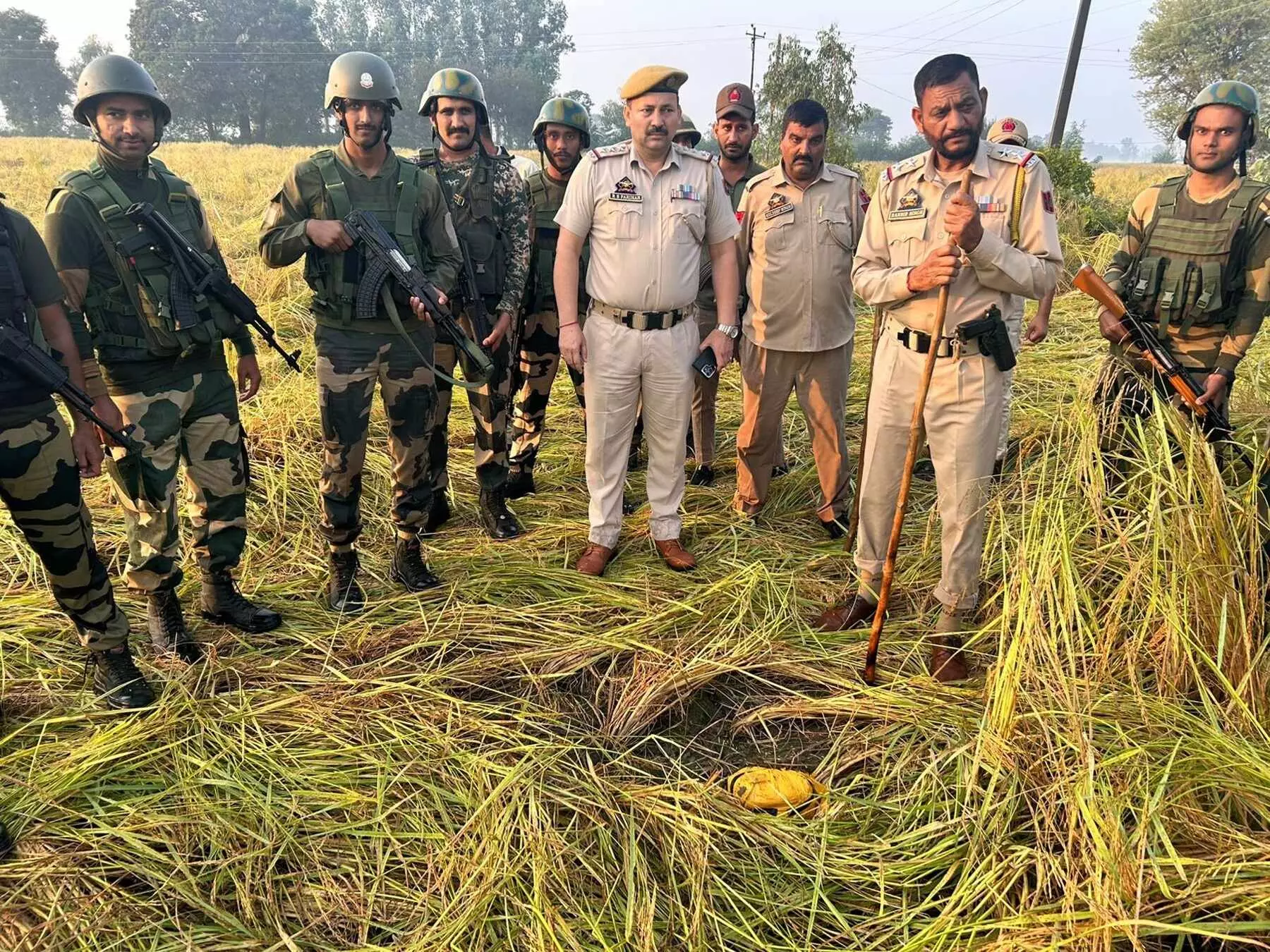 बीएसएफ ने जम्मू के आरएस पुरा से 5.3 किलो हेरोइन के दो पैकेट किए बरामद बीएसएफ ने जम्मू के आरएस पुरा से 5.3 किलो हेरोइन के दो पैकेट किए बरामद