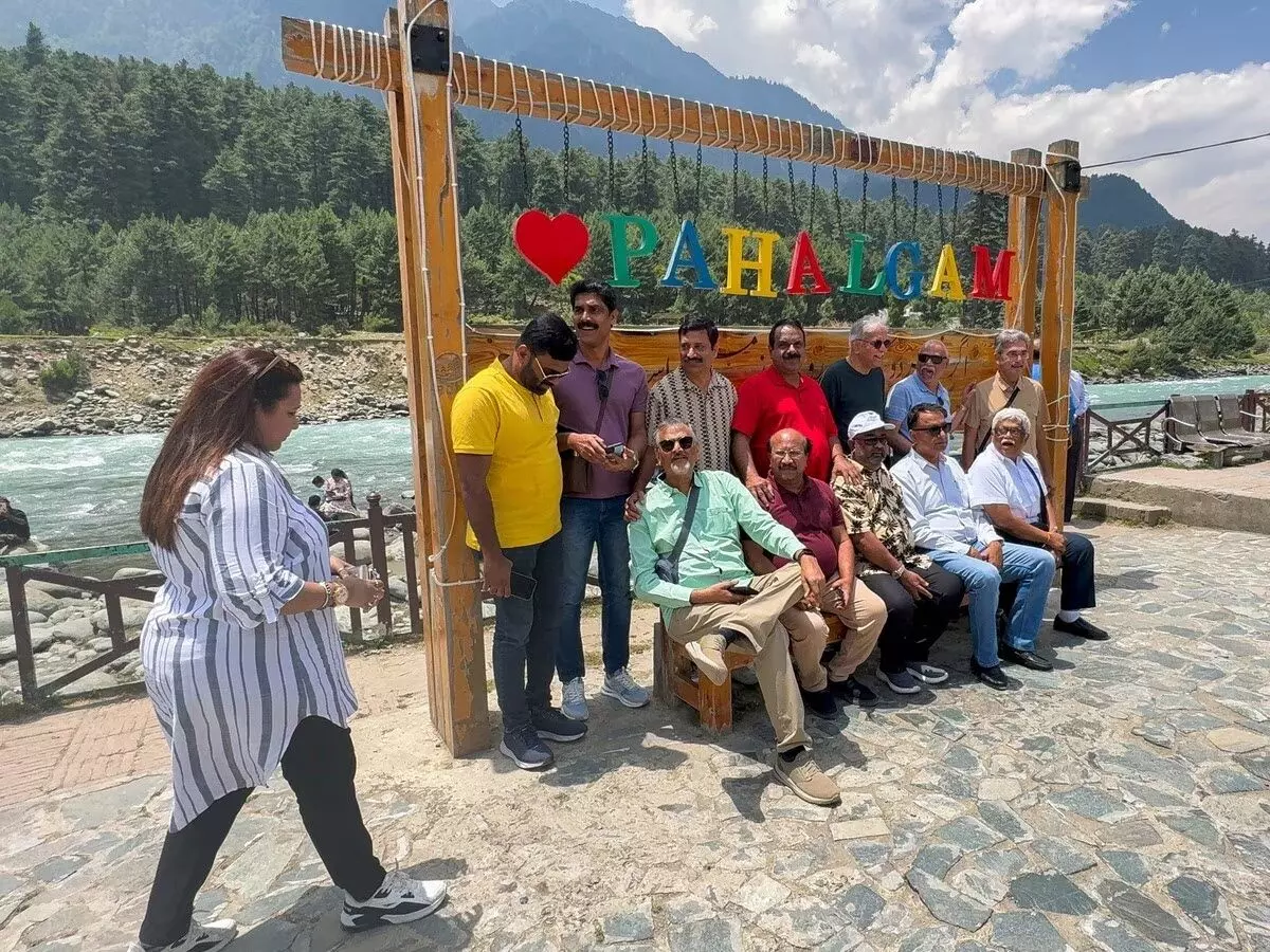 पहलगाम हमले के बाद कश्मीर का पर्यटन उद्योग लौट रहा पटरी पर, दिवाली की छुट्टियों में लोगों की हुई वापसी पहलगाम हमले के बाद कश्मीर का पर्यटन उद्योग लौट रहा पटरी पर, दिवाली की छुट्टियों में लोगों की हुई वापसी