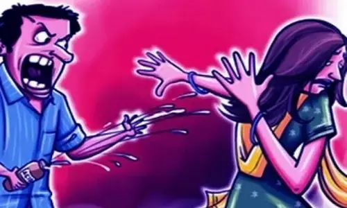 दिल्ली में युवक ने छात्रा पर तेजाब फेंका, कॉलेज जाते समय दिया घटना को अंजाम