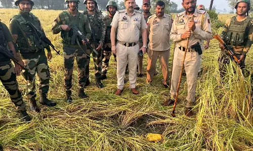 बीएसएफ ने जम्मू के आरएस पुरा से 5.3 किलो हेरोइन के दो पैकेट किए बरामद