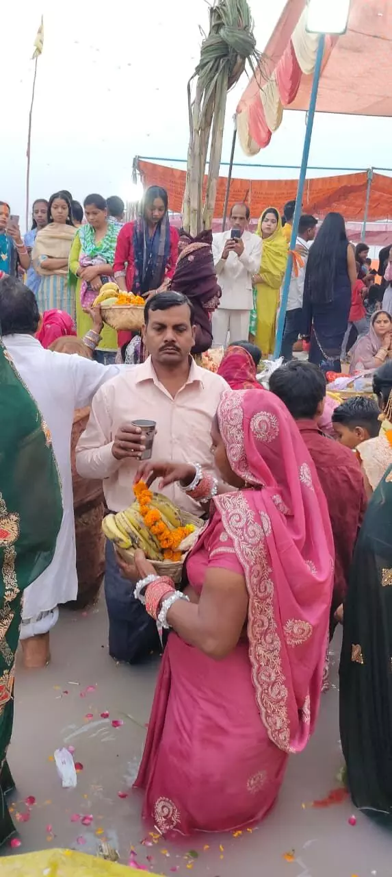 दिल्ली, बिहार और वाराणसी समेत अन्य राज्यों में उगते सूर्य को अर्घ्य देने के बाद संपन्न हुआ छठ महापर्व दिल्ली, बिहार और वाराणसी समेत अन्य राज्यों में उगते सूर्य को अर्घ्य देने के बाद संपन्न हुआ छठ महापर्व