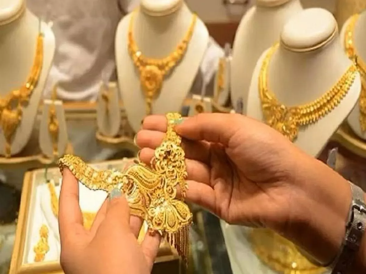 सोने के घटे दाम, 3,034 रुपए घटकर 1,18,043 रुपए हुई कीमत सोने के घटे दाम, 3,034 रुपए घटकर 1,18,043 रुपए हुई कीमत