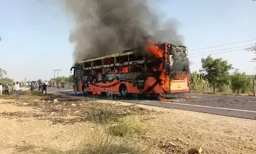राजस्थान में दर्दनाक बस हादसा, हाईटेंशन लाइन के तार की चपेट में आई मजदूरों से भरी बस, दो की मौत, 10 से अधिक चोटिल राजस्थान में दर्दनाक बस हादसा, हाईटेंशन लाइन के तार की चपेट में आई मजदूरों से भरी बस, दो की मौत, 10 से अधिक चोटिल