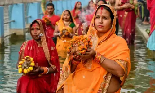 छठ पर्व में राजनीति की घुसपैठ