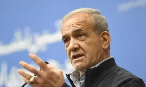 पाकिस्तान-अफगानिस्तान संघर्ष खत्म कराने के लिए ईरान मध्यस्थता को तैयार : पेजेशकियन पाकिस्तान-अफगानिस्तान संघर्ष खत्म कराने के लिए ईरान मध्यस्थता को तैयार : पेजेशकियन