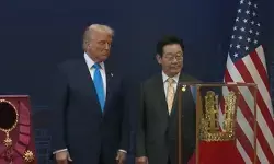 दक्षिण कोरियाई राष्ट्रपति ने ट्रंप को प्राचीन स्वर्ण मुकुट की प्रतिकृति की भेंट, सर्वोच्च पदक से किया सम्मानित दक्षिण कोरियाई राष्ट्रपति ने ट्रंप को प्राचीन स्वर्ण मुकुट की प्रतिकृति की भेंट, सर्वोच्च पदक से किया सम्मानित