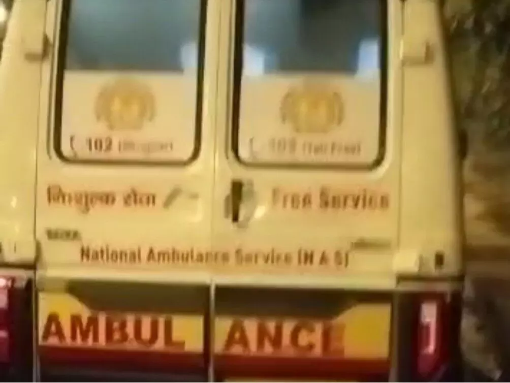 मिर्जापुर में कीचड़ सनी जमीन पर बेटी के जन्म पर पति ने एंबुलेंस कर्मियों पर कार्रवाई की मांग की, जिलाधिकारी ने जांच के दिए आदेश मिर्जापुर में कीचड़ सनी जमीन पर बेटी के जन्म पर पति ने एंबुलेंस कर्मियों पर कार्रवाई की मांग की, जिलाधिकारी ने जांच के दिए आदेश