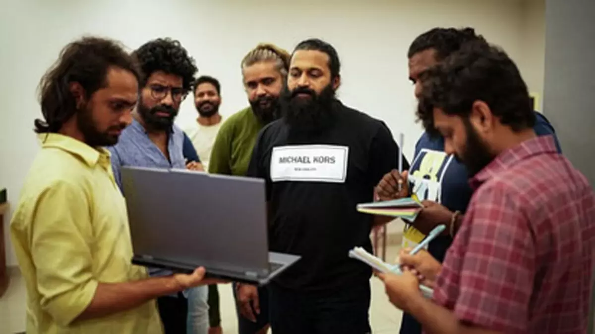 ‘कांतारा : चैप्टर 1’ की सफलता पर ऋषभ शेट्टी ने डायरेक्शन टीम का जताया आभार ‘कांतारा : चैप्टर 1’ की सफलता पर ऋषभ शेट्टी ने डायरेक्शन टीम का जताया आभार