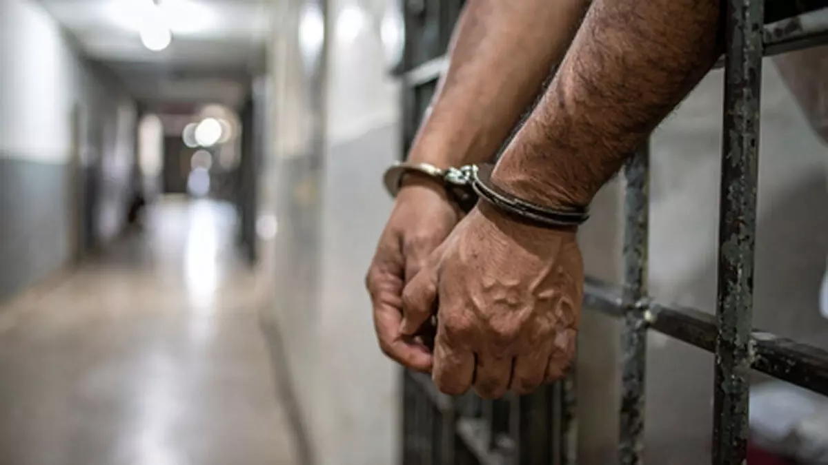 ओडिशा में भ्रष्टाचार पर शिकंजा, टैक्स अधिकारी रिश्वत लेते गिरफ्तार ओडिशा में भ्रष्टाचार पर शिकंजा, टैक्स अधिकारी रिश्वत लेते गिरफ्तार