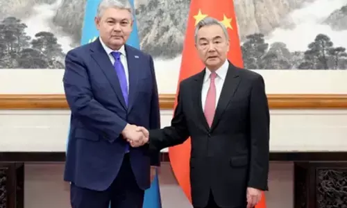 वांग यी ने कजाकिस्तान के विदेश मंत्री के साथ वार्ता की