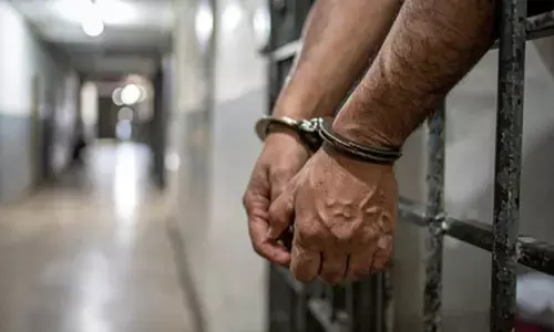 ओडिशा में भ्रष्टाचार पर शिकंजा, टैक्स अधिकारी रिश्वत लेते गिरफ्तार ओडिशा में भ्रष्टाचार पर शिकंजा, टैक्स अधिकारी रिश्वत लेते गिरफ्तार