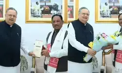 सीएम विष्णु देव साय को डॉ. रमन सिंह ने दिया लोकार्पण समारोह का आमंत्रण