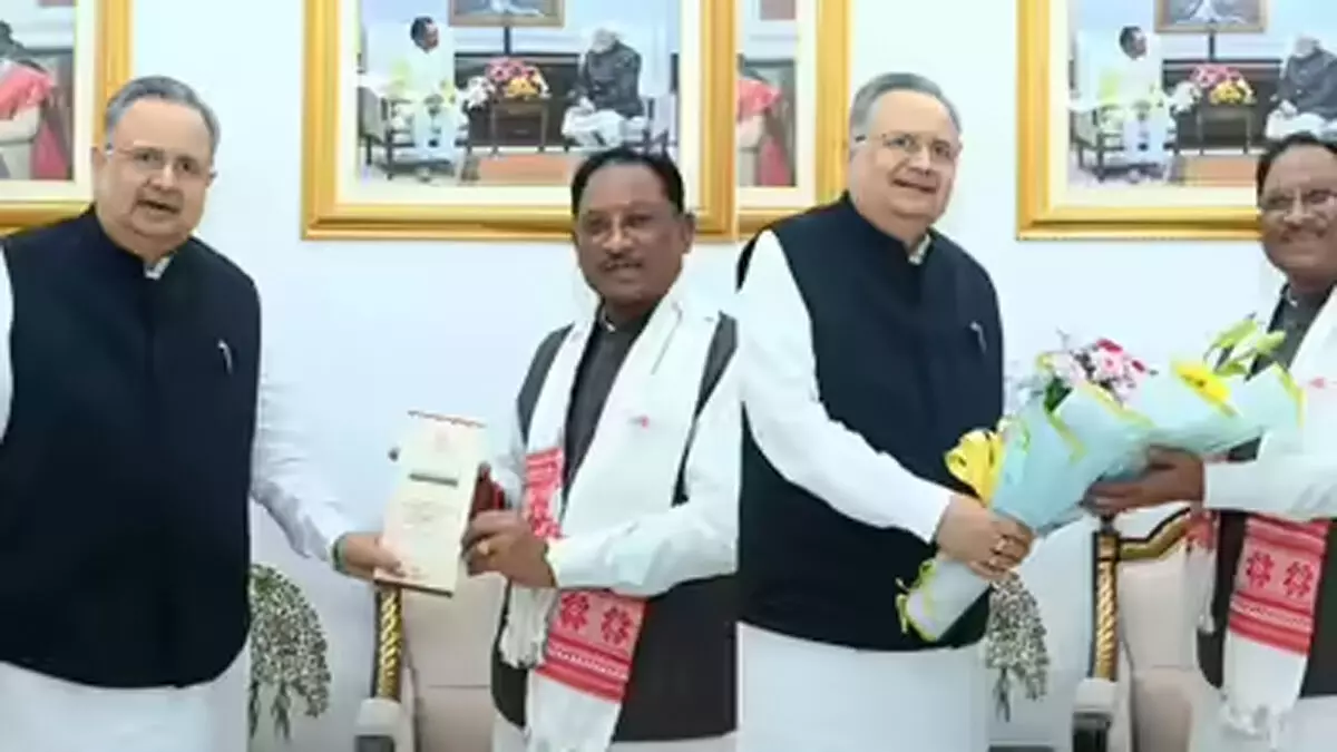 सीएम विष्णु देव साय को डॉ. रमन सिंह ने दिया लोकार्पण समारोह का आमंत्रण