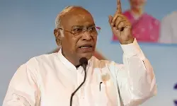 नेहरू-पटेल संबंधों पर खड़गे का पलटवार : देश के आदर्श थे नेहरू नेहरू-पटेल संबंधों पर खड़गे का पलटवार : देश के आदर्श थे नेहरू