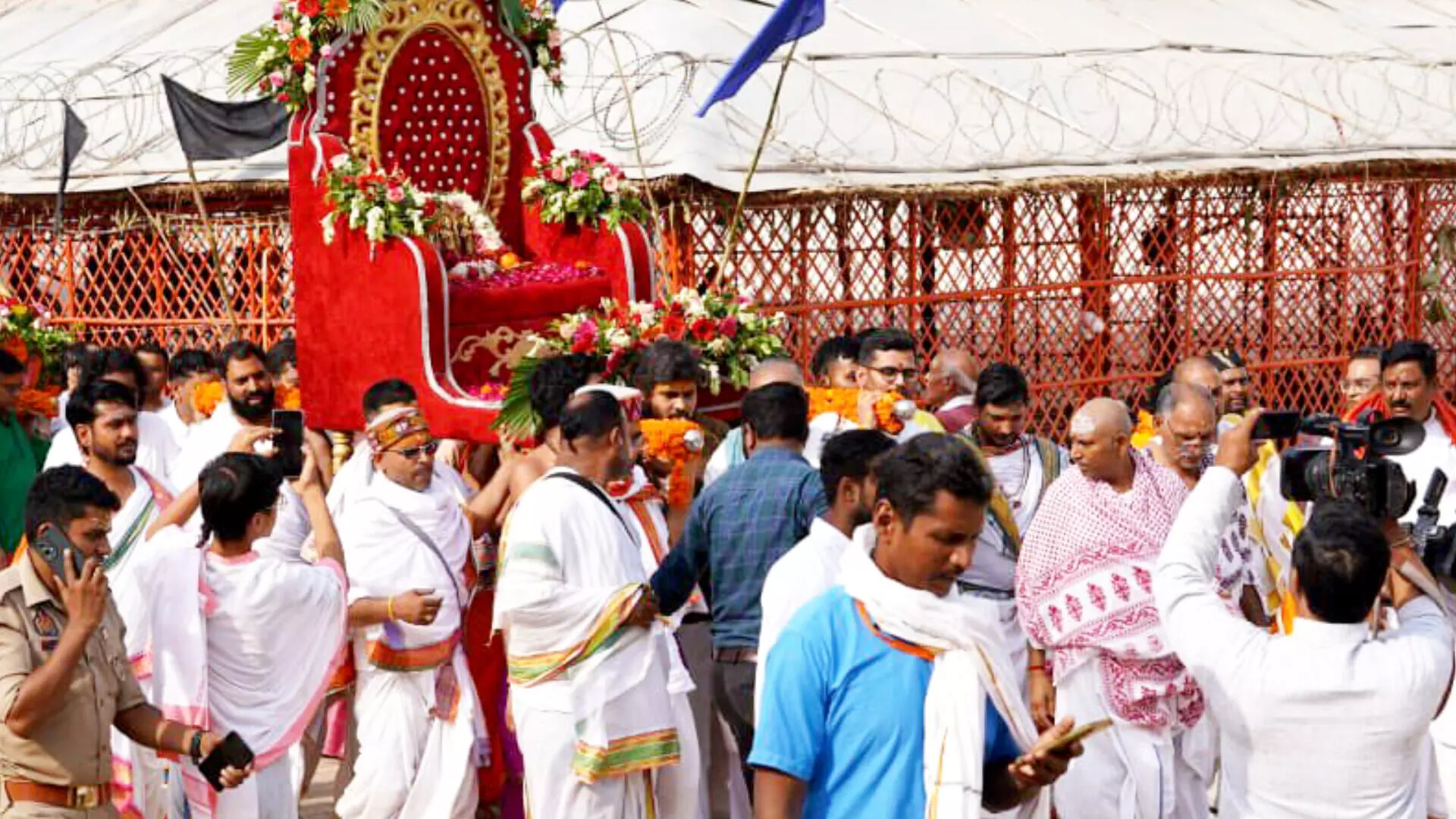 अब एआई गिनेगा श्रद्धालु और पर्यटक: यूपी के प्रमुख धार्मिक स्थलों पर नई तकनीक से निगरानी अब एआई गिनेगा श्रद्धालु और पर्यटक: यूपी के प्रमुख धार्मिक स्थलों पर नई तकनीक से निगरानी