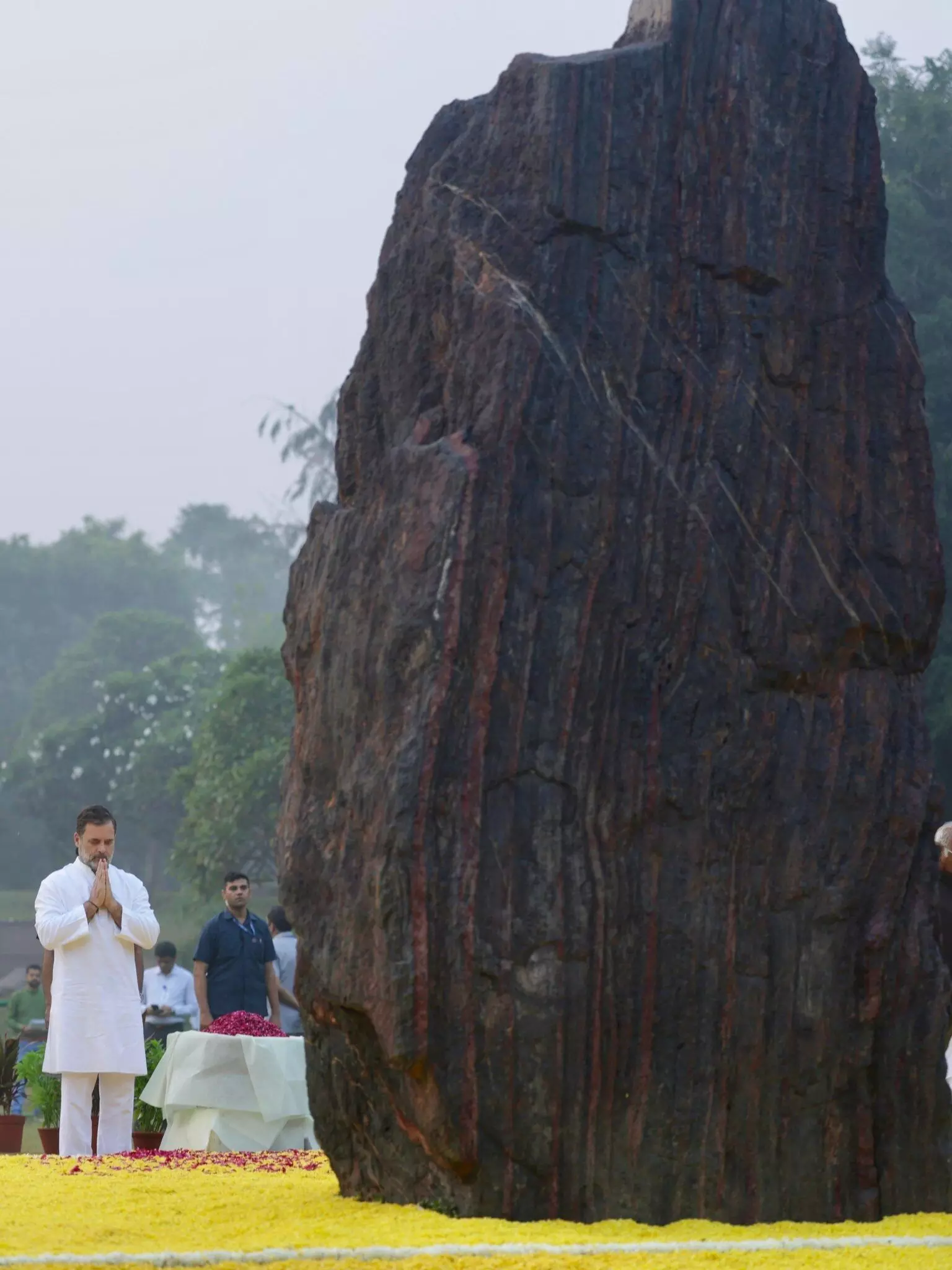 राहुल ने पूर्व पीएम इंदिरा गांधी की पुण्यतिथि पर दी श्रद्धांजलि, बोले - भारत की इंदिरा-निडर, दृढ़ और अटल राहुल ने पूर्व पीएम इंदिरा गांधी की पुण्यतिथि पर दी श्रद्धांजलि, बोले - भारत की इंदिरा-निडर, दृढ़ और अटल